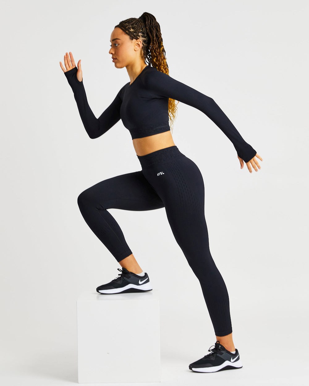 AYBL Elevate Seamless Long Sleeve Crop Top Schwarz | 76148-WDIZ