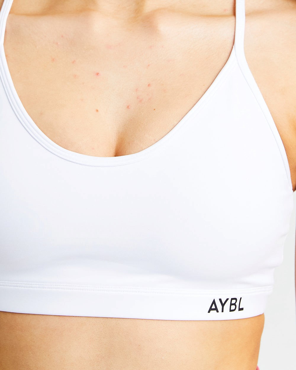 AYBL Essential V Neck Sports Bra Weiß | 92874-ENCS