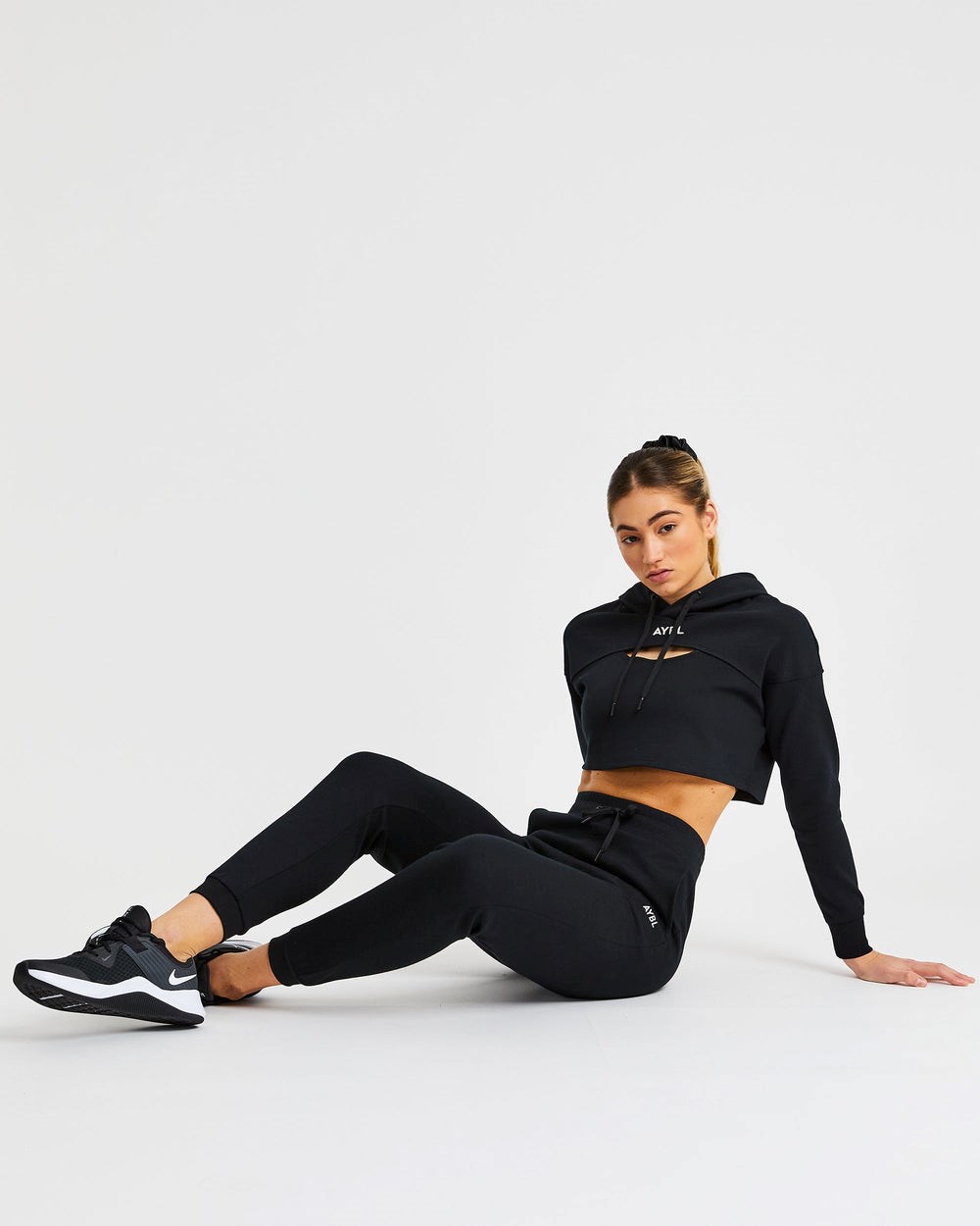 AYBL Everyday Cutout Crop Hoodie Schwarz | 81035-EZPJ