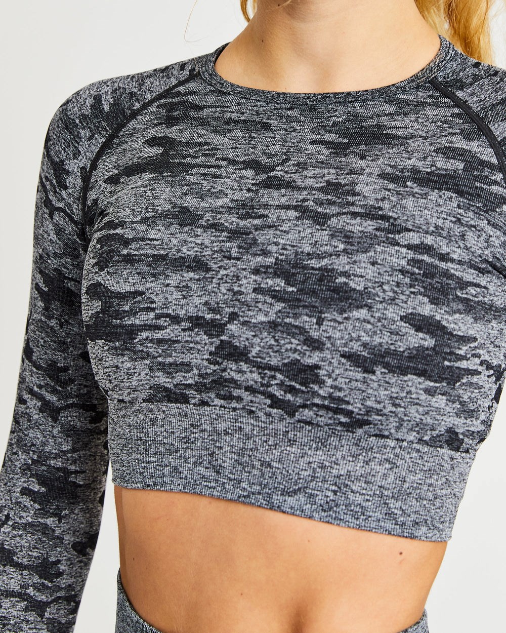 AYBL Evolve Camo Seamless Long Sleeve Crop Top Schwarz | 24817-YGRE