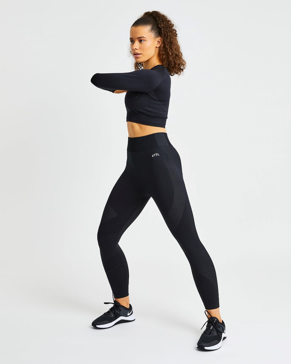 AYBL Ignite Seamless Long Sleeve Crop Top Schwarz | 07154-HYRM